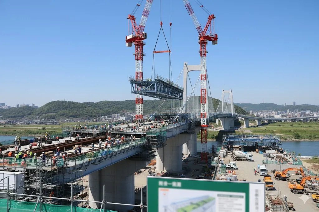 複数の重機と作業員が稼働する大規模な公共工事の建設現場