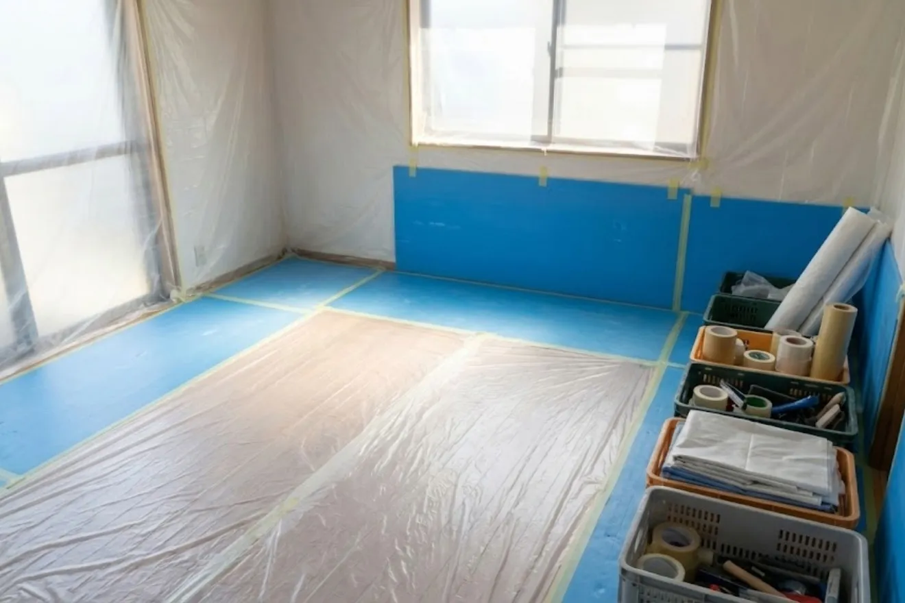 リフォームにおける室内保護の養生作業の様子