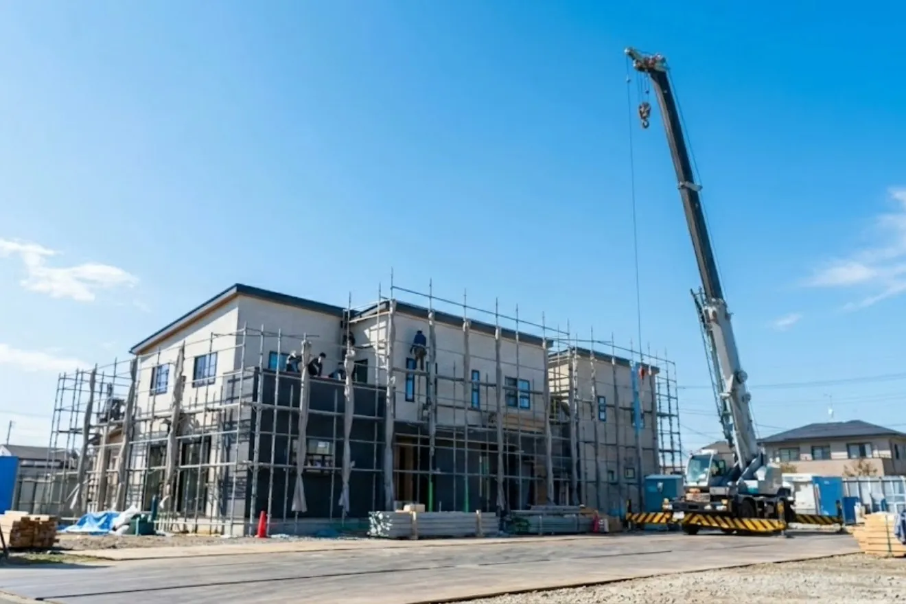 新しく設立された建設会社の看板と青空